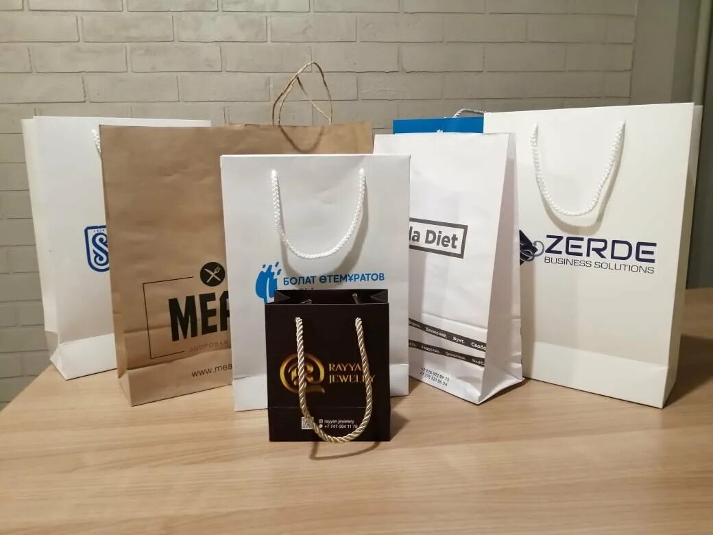 пакеты из полиэтилена высокого давления. пакеты для магазина одежды с логотипом. пакеты алматы. трафаретная печать на пакетах. изготовление пакетов.
