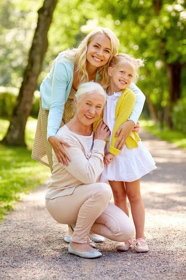 Бабушка мама и дочка. Фотосессия бабушки и дочери. Фотосессия бабушка мама и дочка. Счастливая мама с дочкой. Бабушка и дочка и сын
