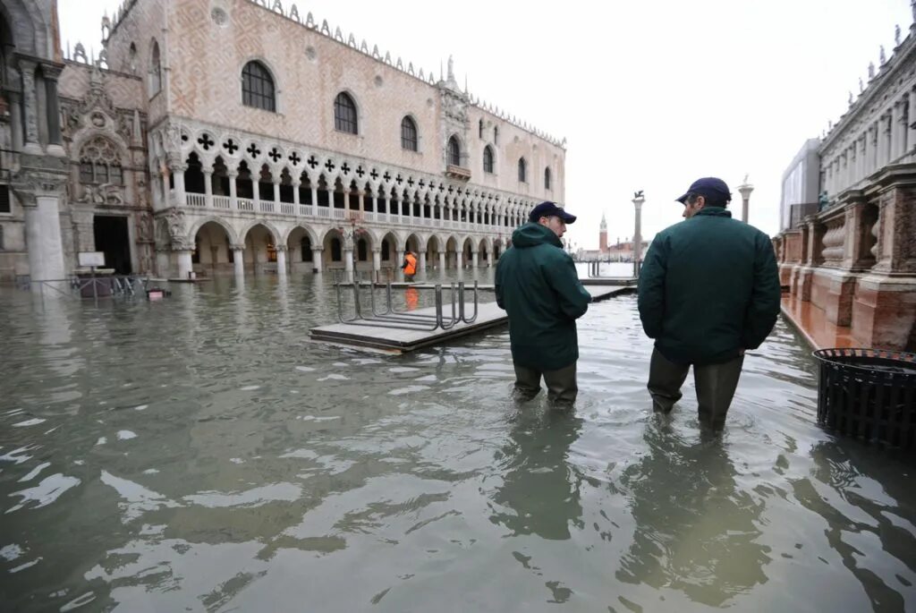Где затапливает город. Площадь Сан Марко в Венеции затопило. Затопленная Венеция. Венеция затопление. Затопленные уровни Венеции.