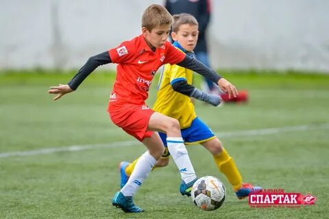 Футболист забивающий мяч