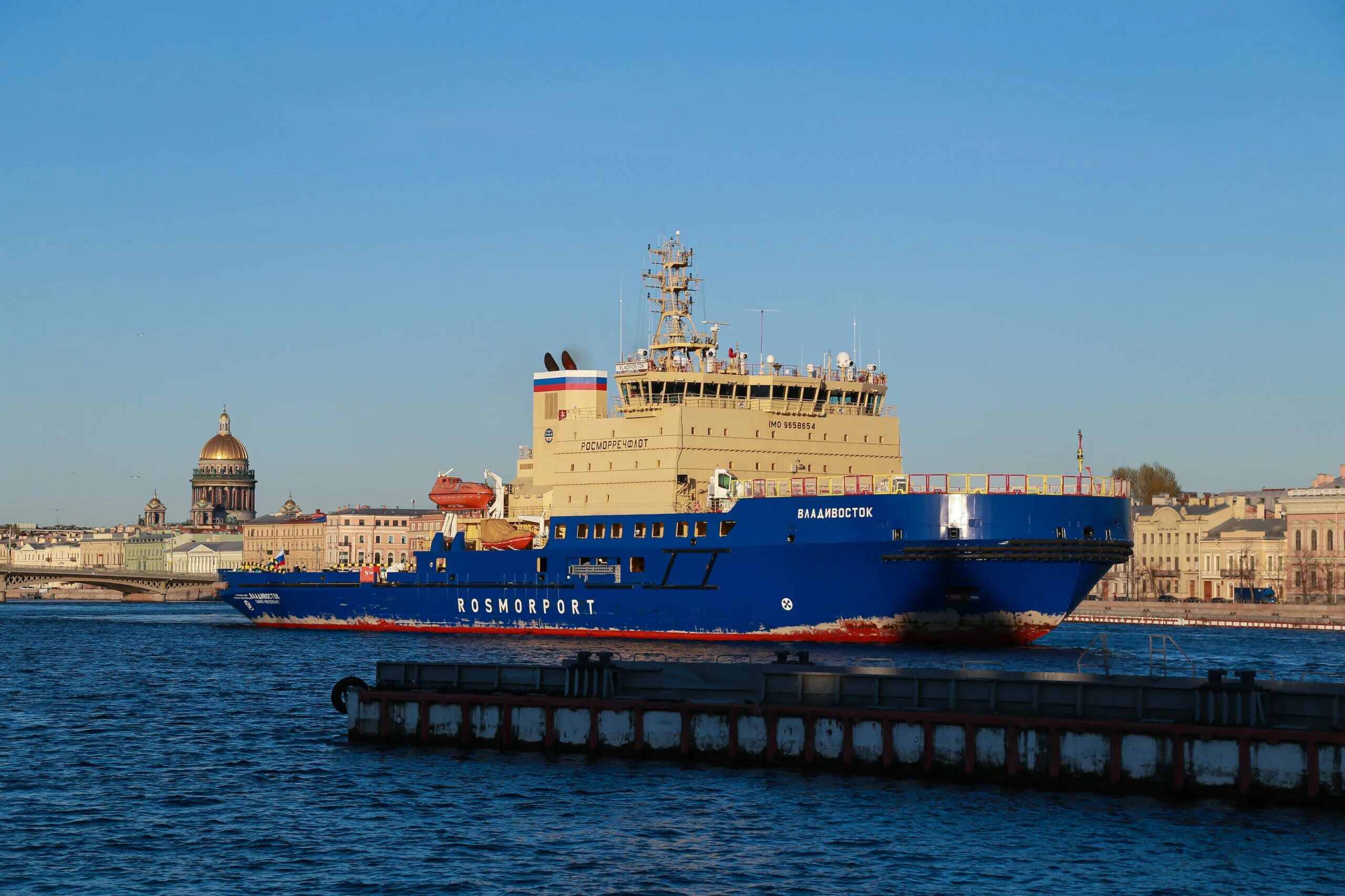 порт владивосток. росморпорт петербург. буксир ирбис росморпорт. росморпорт владивосток буксиры. порт владивосток фото.
