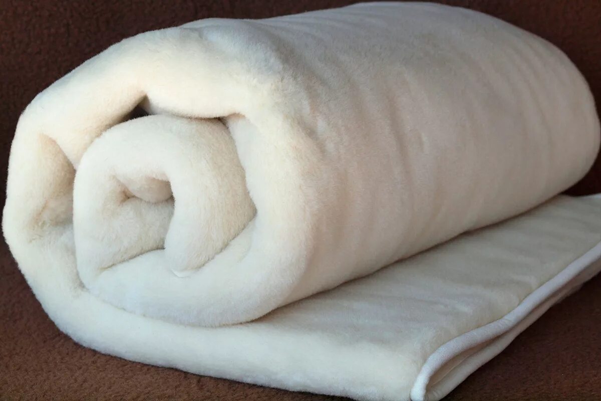 Одеяло. Одеяло из шерсти. Толстое шерстяное одеяло. Одеяло теплое шерстяное. Одеяла теплые шерсть