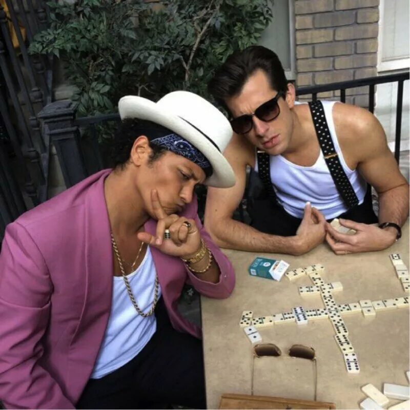 Mark mars. Марк ронсон и бруно марс. mark ronson bruno mars. марк ронсон и бруно марс фото. mark ronson голый.