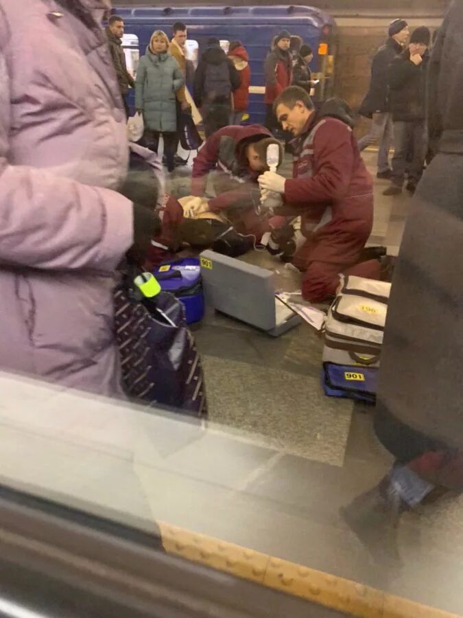 Метро октябрьская происшествие. Пожар. Октябрьское поле происшествия. Метро октябрьское поле 1998. Новосибирск метро октябрьская на улице.