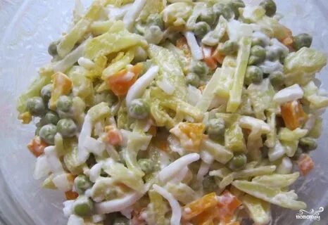 Салат из кальмаров с горошком и яйцом