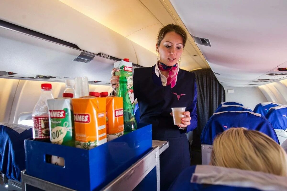 Можно еду на борт самолета. Стюардесса с едой. Стюардесса на борту. Стюардесса с едой в самолете. Питание на борту воздушного судна.