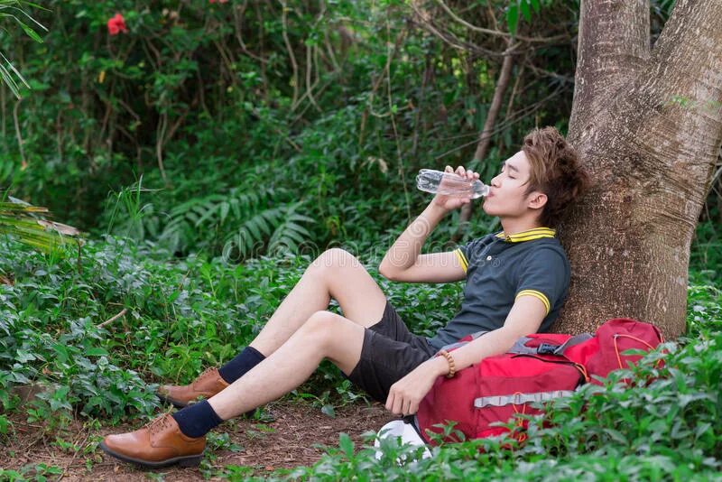 Уставшие туристы в лесу. Турист с бутылкой. Усталый путешественник.