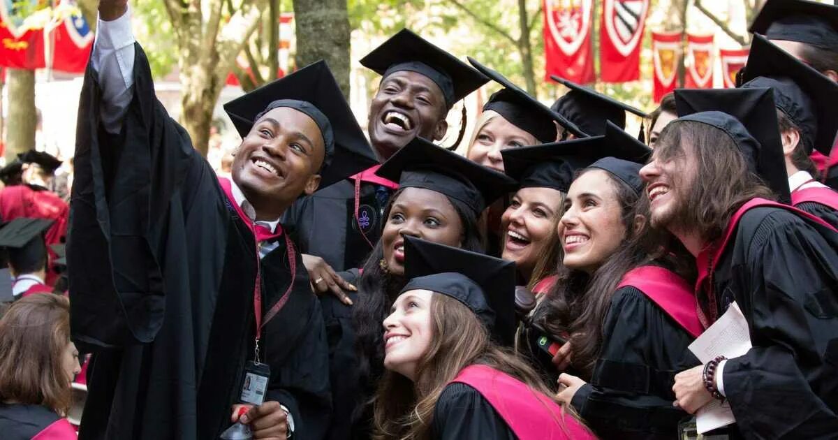 Билл гейтс выпускник гарварда. Знаменитость университета. Стэнфордский университет выпускники. Знаменитость университета. Университет саламанки в испании.