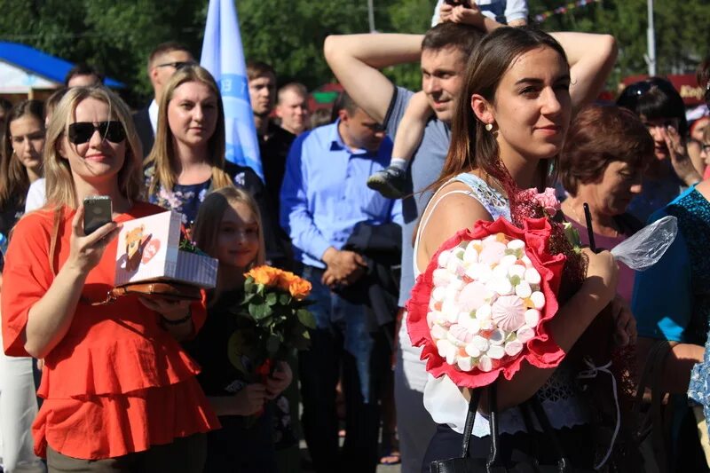 Выпускники 11 а покупают букеты. Цветы на последний звонок. Выпускники 11 а покупают букеты. Решение задачи про букеты цветов. Выпускники 11 а покупают букеты.