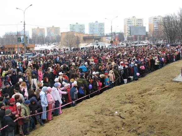 Контакт подслушать видное. Видное 2000 год. Очереди в Видном. Очередь Видное. Видное 2005 год.