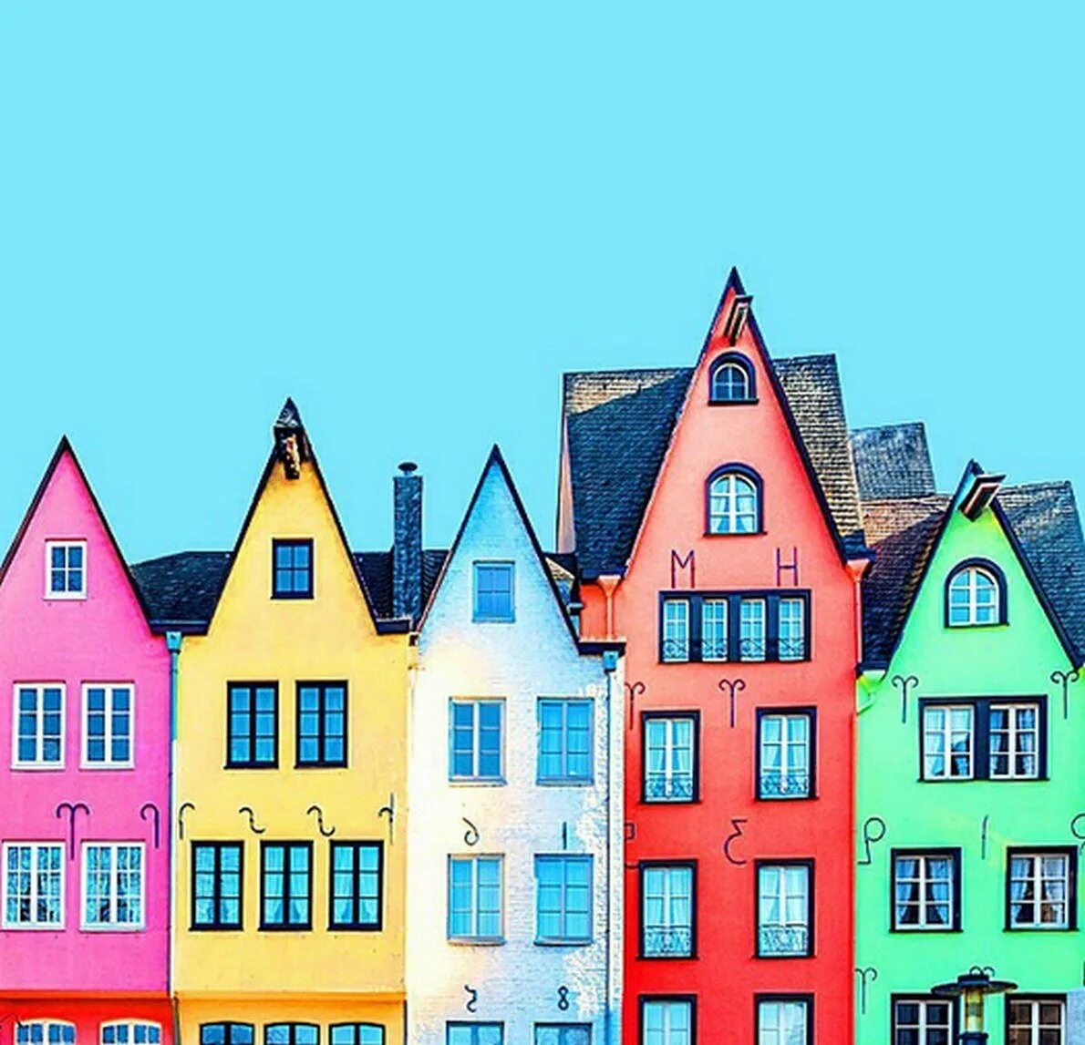 Рядом с цветным. Разноцветные домики. Разноцветный дом. Яркие фасады домов. Цветные дома.
