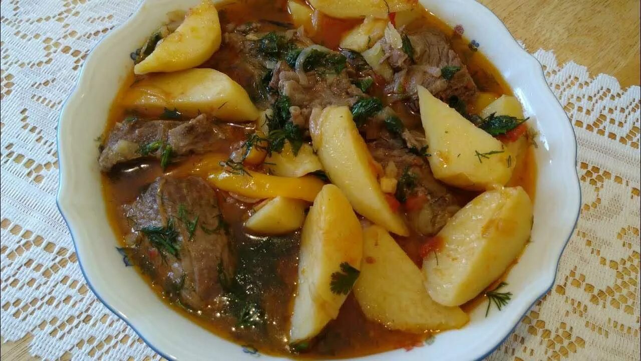 Как приготовить картофельный соус. Соус из картошки. Соус для картошки. Сорус картошка с мясом. Картошка с подливкой с мясом.