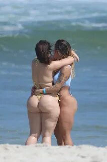 Larissa Sumpani e Kerolay Chaves na praia do Pepê, no Rio - Foto: Daniel Pi...