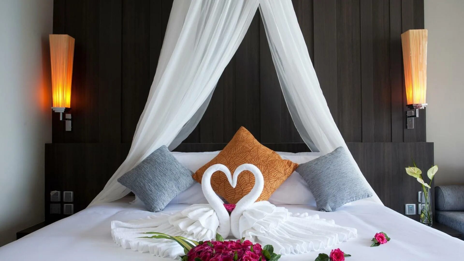 Романтичная постель. Кровать для молодоженов. Украшения комнаты в отеле для новобрачных. Спальня для новобрачных. Свадебный номер для молодоженов.