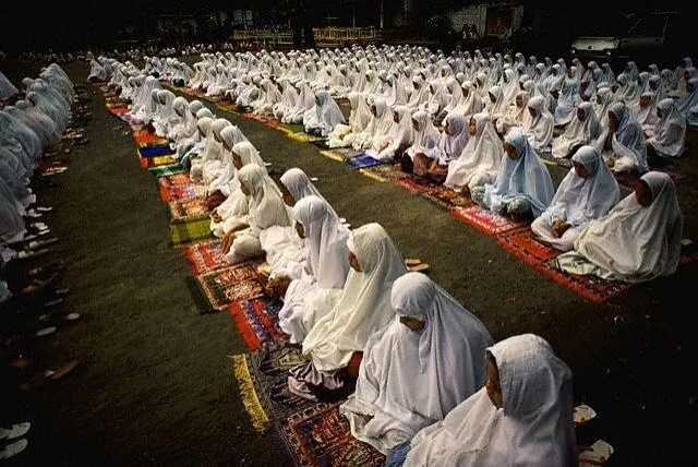 Молитва мусульманских женщин. Что такое намаз у мусульман. Женщины в мечети. Мусульманские женщины молятся. Мусульмане молятся в мечети.