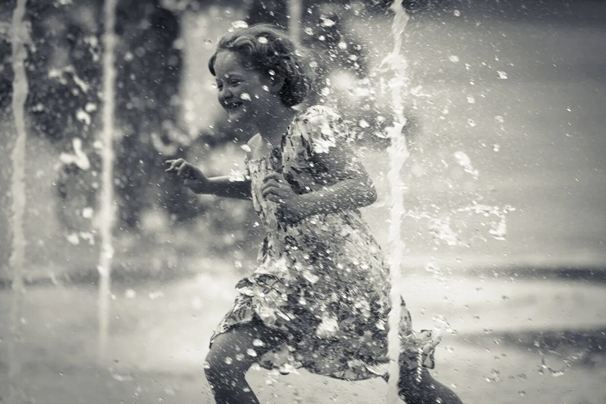 Под дождем. Счастье под дождем. Счастливая девушка под дождем. Девочка под дождем.