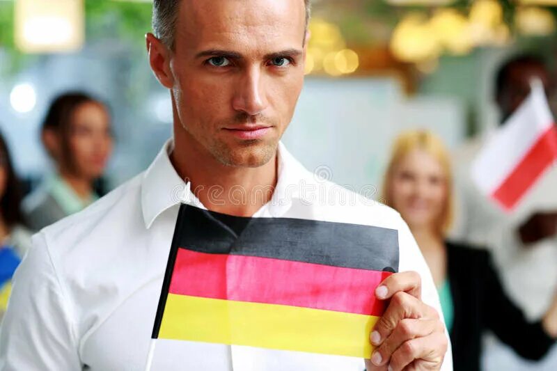 Человек с немецким флагом. Немецкий бизнесмен. Бизнесмен с мобильным телефоном. Маркус с улыбкой большой. Немцы бизнесмены.