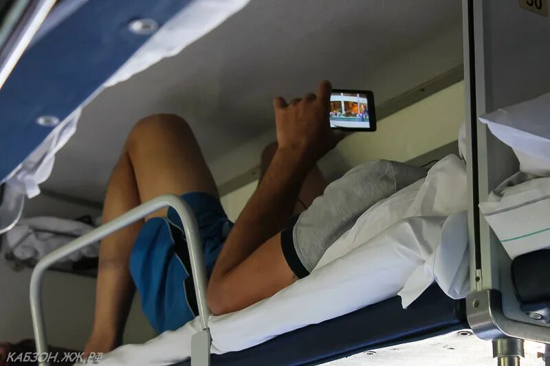 спящий человек в поезде. плацкарт в поезде. спит в поезде. можно ли спать в поезде. люди спят в поезде.