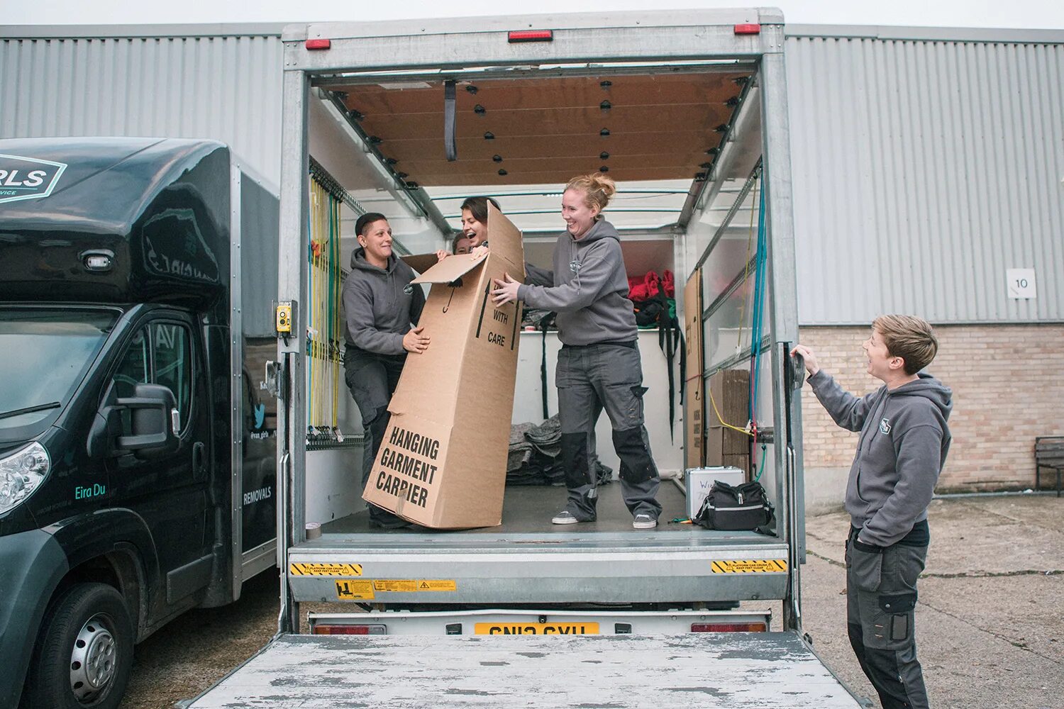 Перевезти человека из города в город. Грузовик с вещами. Малотоннажный грузовой транспорт. Переезд иллюстрация. Малогабаритный груз.