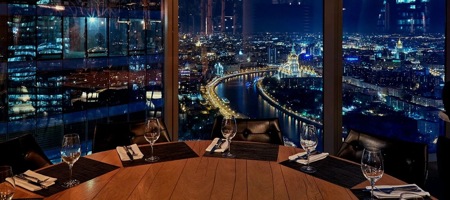 Ресторан в нью-йорке на манхеттене. Ресторан на тверской москва, столик на двоих. Ресторан москоу сити 85 этаж меню. Столик москва сити. Москов сити ресторан.