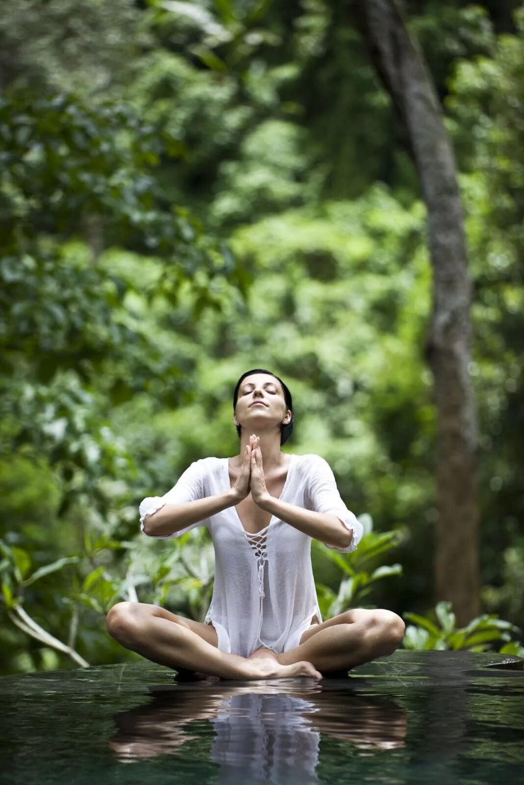 Медитация реальности. Шива пранаяма. Йога на природе. Медитирует на природе. Девушка медитирует.