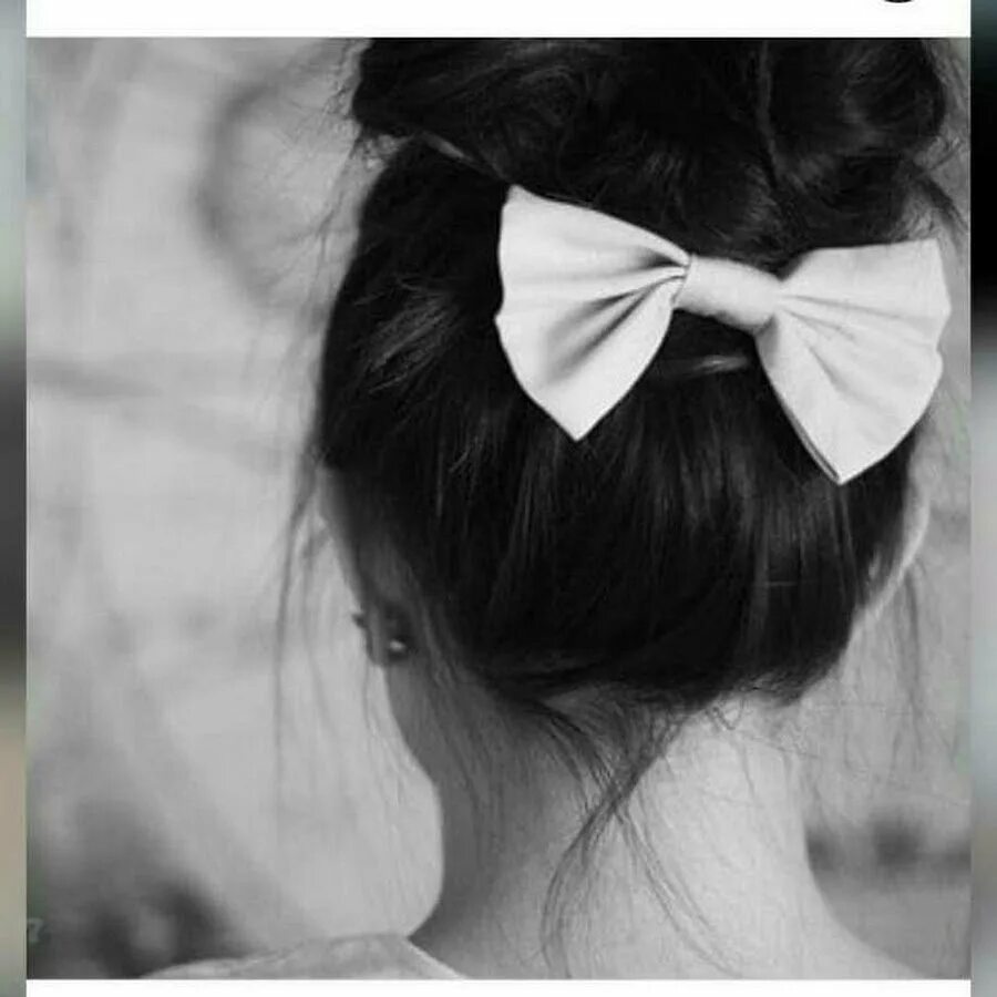 Девочка с черными бантиками. Заколка бантик. Шляпка на затылок. Ободок с бантом для девочки. Девочка с черными бантиками.