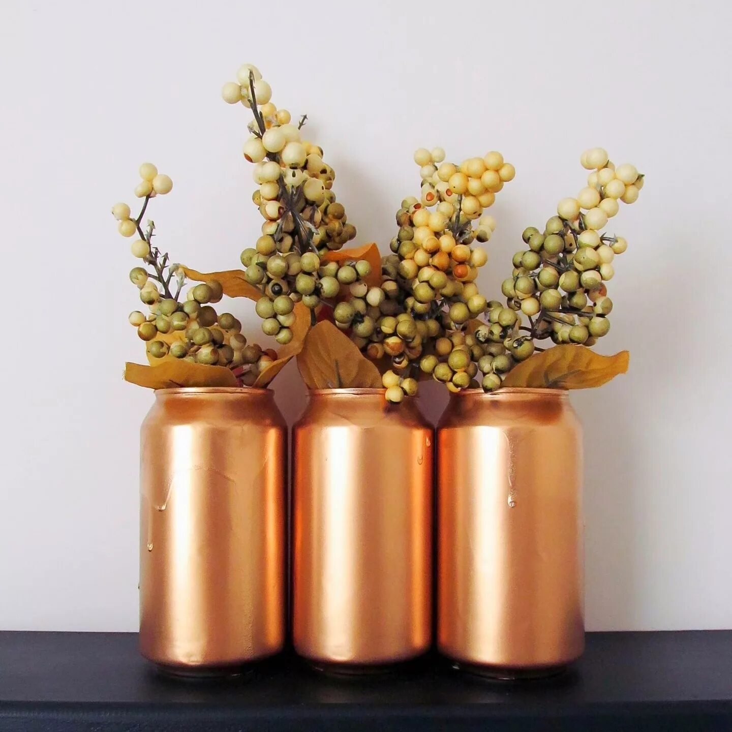 Что можно сделать из под банки энергетика. Декор жестяной банки. Ваза из жестяной банки. Вазы из жестяных банок. Ваза из алюминиевой банки