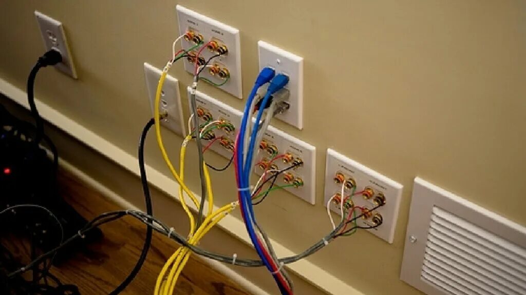 Прокладка интернет кабеля в квартире. Интернет провод в квартире. Провода на стене. Интернет провод в стене.