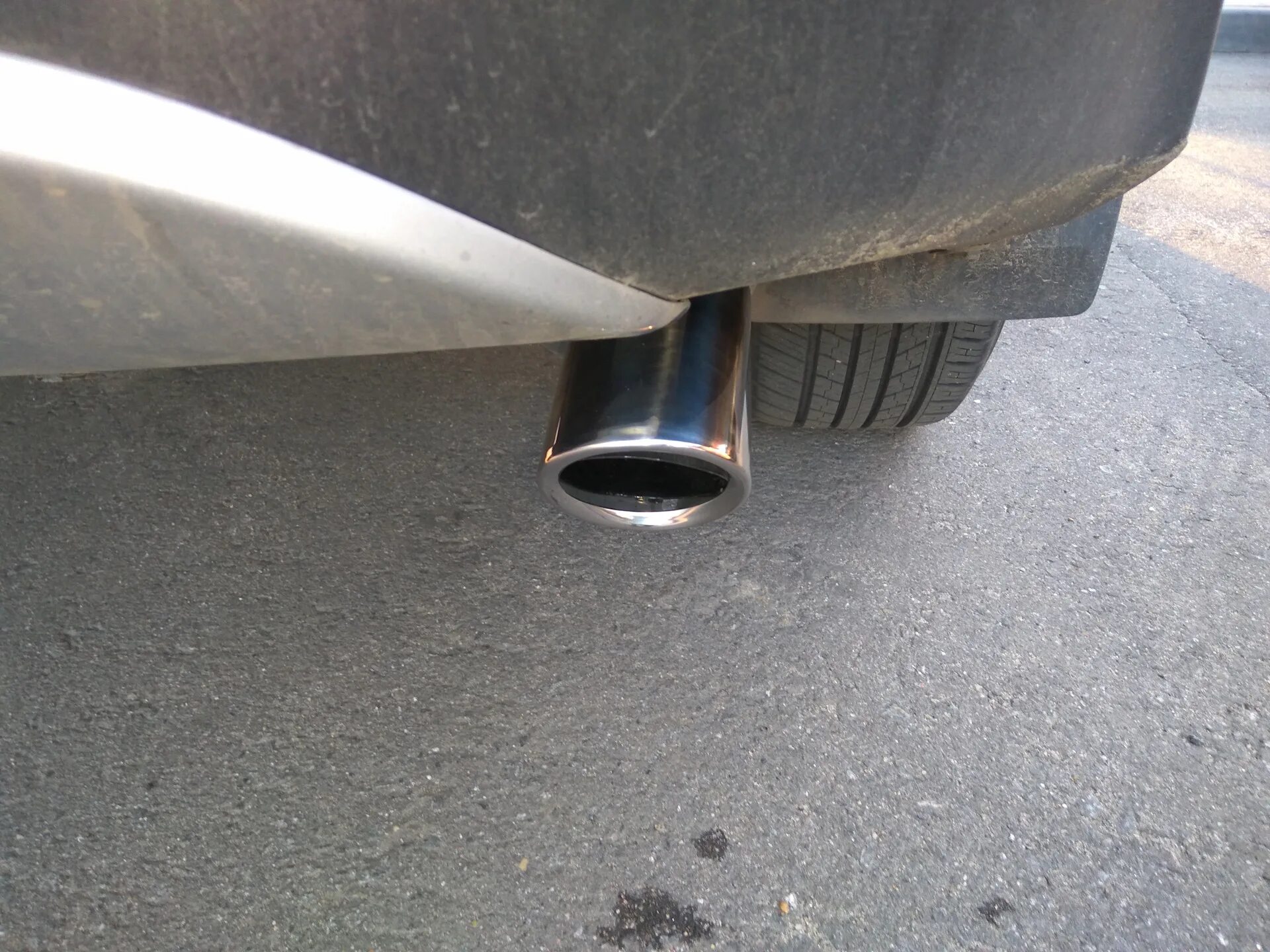 насадка на выхлопную трубу toyota rav4. глушитель тойота рав 4 2007. выхлопная труба тойота рав 4. насадка глушителя рав 4. глушитель на тойота рав 4 3 поколения.