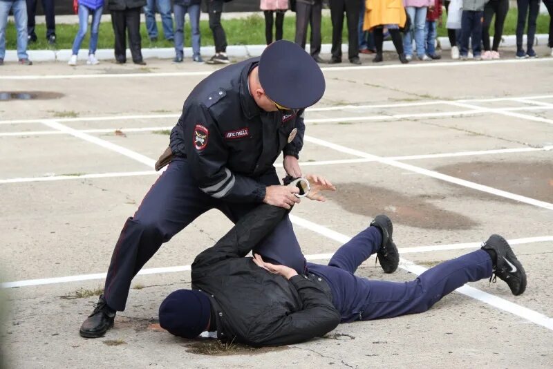 В погоне за преступниками. Полиция бежит. Полиция гоница за преступником. Милиционер бежит. Убегает от полиции.