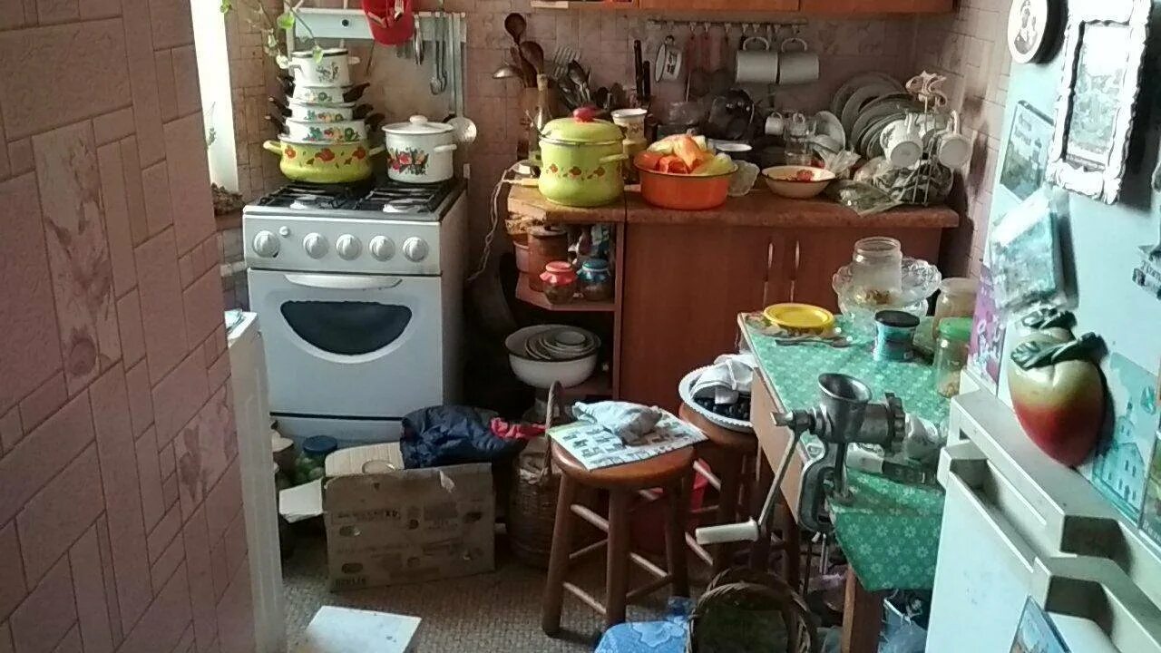 Дом какого помещика был сильно захламлен. Квартира бабушки. советская квартира захламленная. старушечья квартира. старая грязная кухня.
