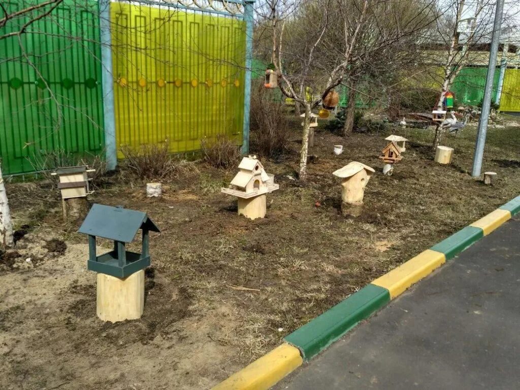 Собак на территории детского сада. Птичий городок на участке детского сада. птичья столовая на участке доу. птичий дворик на участке детского сада. птичий уголок в детском саду на участке.