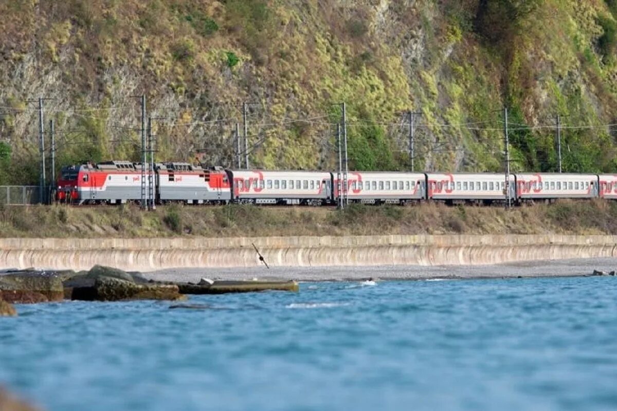 Будут ли дополнительные поезда на юг. Российские поезда. Поезд РЖД на море. РЖД поезд к морю. РЖД черное море.