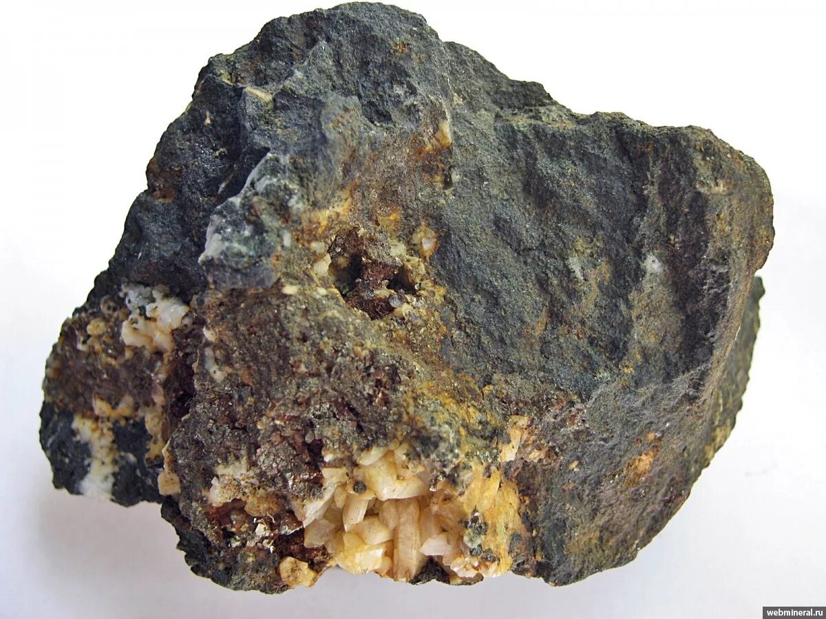 Железная руда магнетит. Кварц сульфидные минералы. Магнетит с пиритом. Железняк минерал.