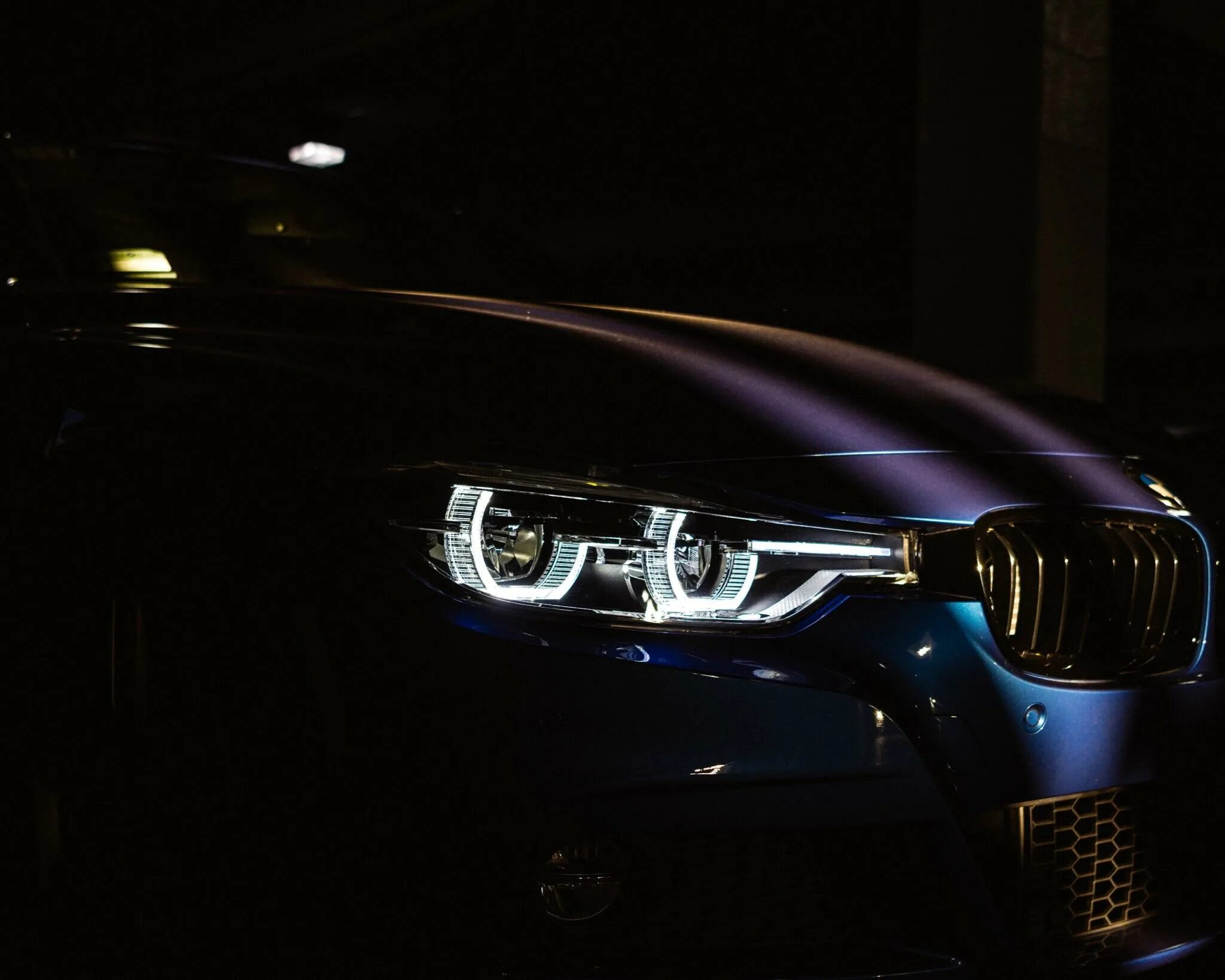 Фары в темноте видео. BMW m4 Lights. Фара БМВ x5 2022. Фары БМВ м8.