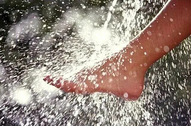 Мыть ноги холодной водой. Закаливание ног. Обливание ног закаливание. Обливание ног водой. Обливание ног холодной водой.