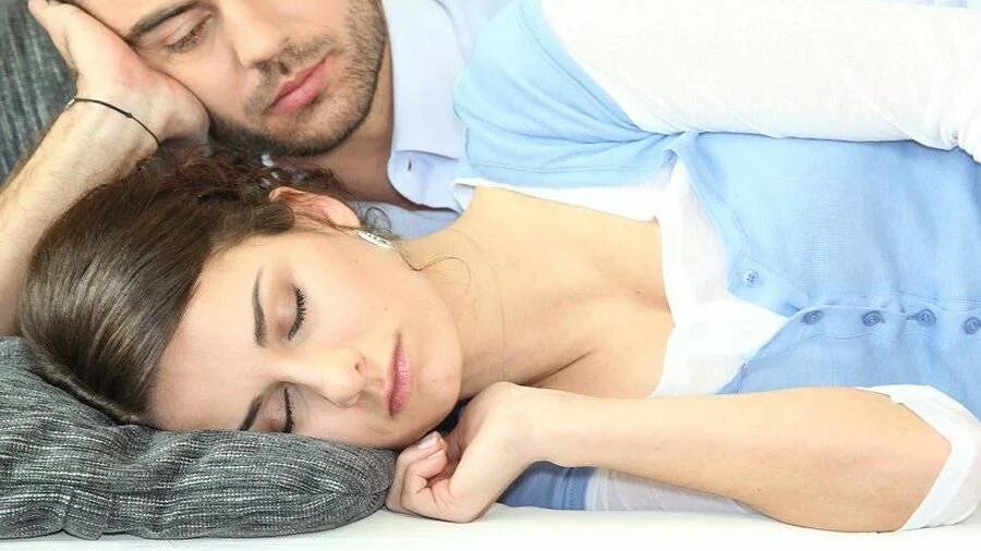 Watch his girlfriend. Дорама jealous girlfriend. Пара смотрит в окно. Watch his girlfriend. Watch his girlfriend.