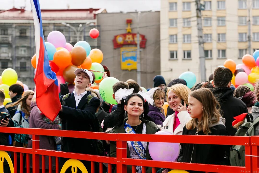 Школа 37 мурманск. Школа 11 Мурманск. Выпускники Мурманск. Мурманск выпускной.