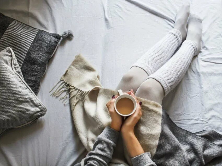 Почему мне холодно утром. Холодное утро девушка. утра дома. утренний кофе девушка. хюгге девушка.