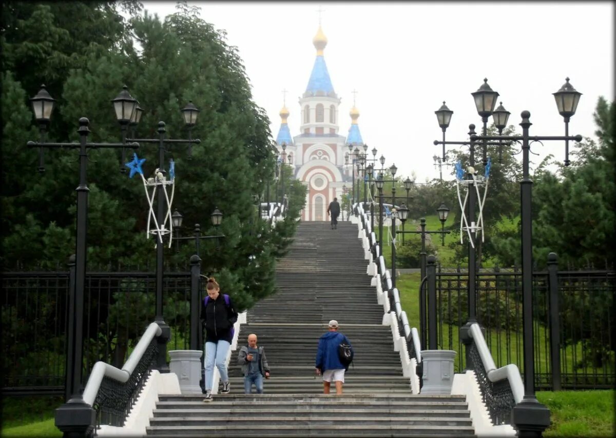 Парк на набережной Хабаровска. Церковь в Хабаровске на набережной. Храм на площади славы Хабаровск.