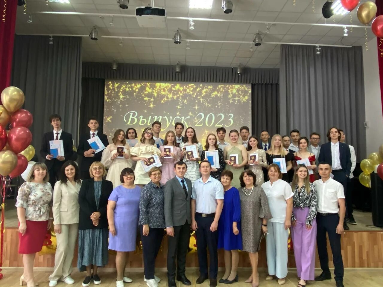 Вручение аттестатов 2025 9. Выпускники школы. выпускной в школе. выпускники 2025 школа. выпускницы 11 класса.