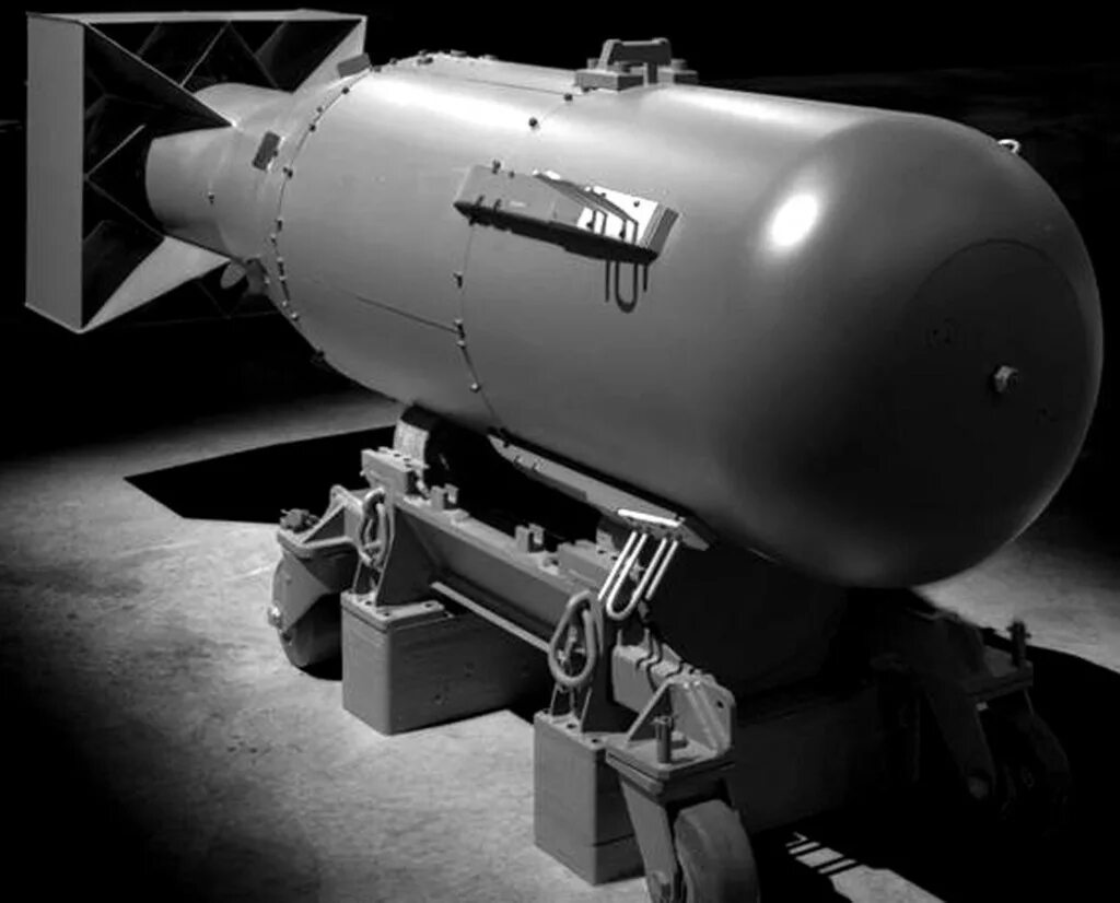 Бомбы с ураном. Бомба малыш Хиросима. Атомное оружие США 1945. Little boy ядерная бомба. Atomic Bomb MK.4.