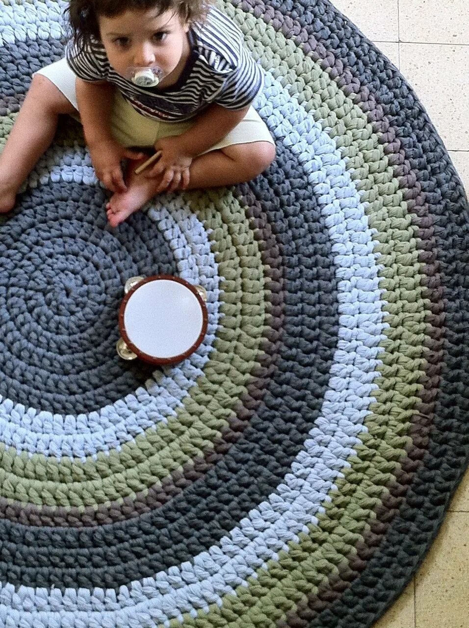 Коврик из трикотажной пряжи. Ковер из трикотажной пряжи. Вязаный ковер. Вязаные коврики. Круглый вязаный коврик в детскую.