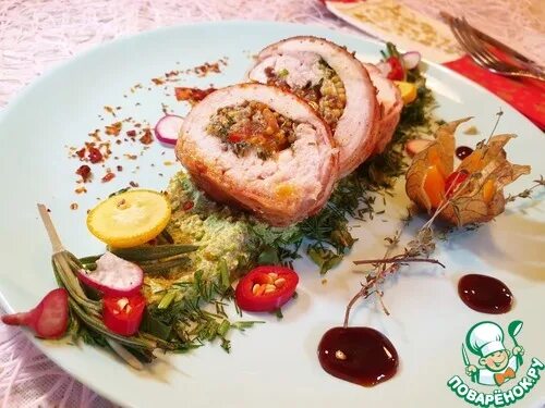 Копченое пюре. Куриные рулетики в беконе с гарниром. рулет куриный с пюре подача. гарнир к рулетикам из курицы. гарнир к куриным рулетикам с беконом.