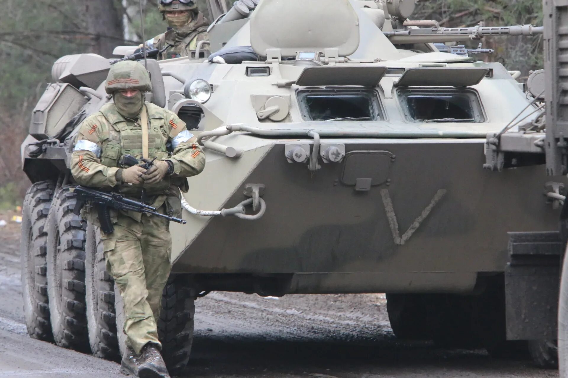 Военные россии против военных украины. БТР 80 на Украине. БТР-82а на Украине 2022. Российские военные. Боевые машины России.