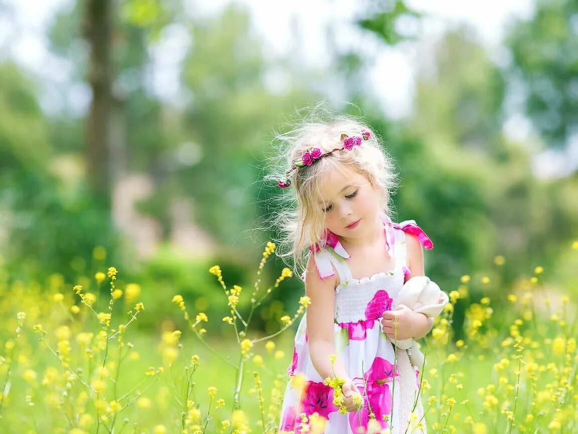 Енкантоткак зовут девочку которая выразивала цветы. Дети и природа. Песня о лете текст. Девочка. Ирина ковальчук васильковое поле.