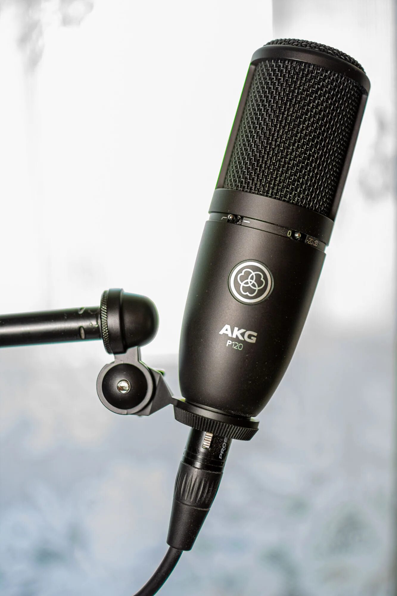 Гудит микрофон. Микрофон AKG p120. Микрофон конденсаторный AKG p120. Микрофон AKG Perception 120. AKG p120 комплектация.