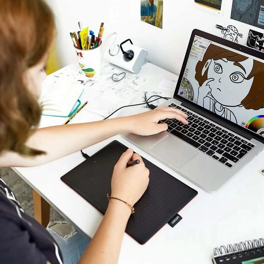 Графический дизайнер после 9 класса что нужно. Wacom ctl 627. wacom 672. графический дизайн. графический дизайнер.