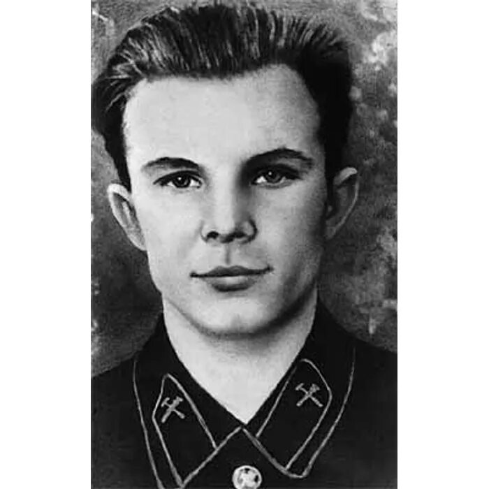 Гагарин в юности. Молодость гагарина юрия. Молодой гагарин фото. Гагарин в молодости. Молодой гагарин фото.