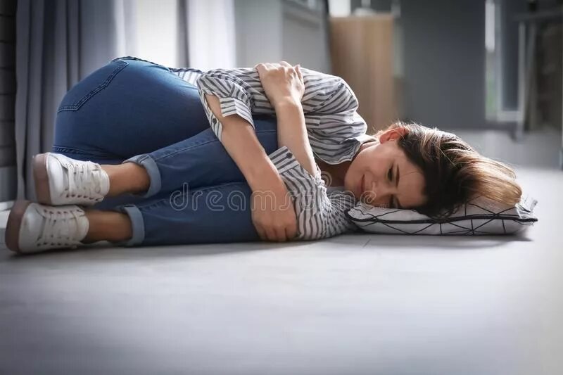 Сильно ее лежа. Девушка лежит на полу и плачет. девушка плачет в подушку. девушка плачет лежа на полу.